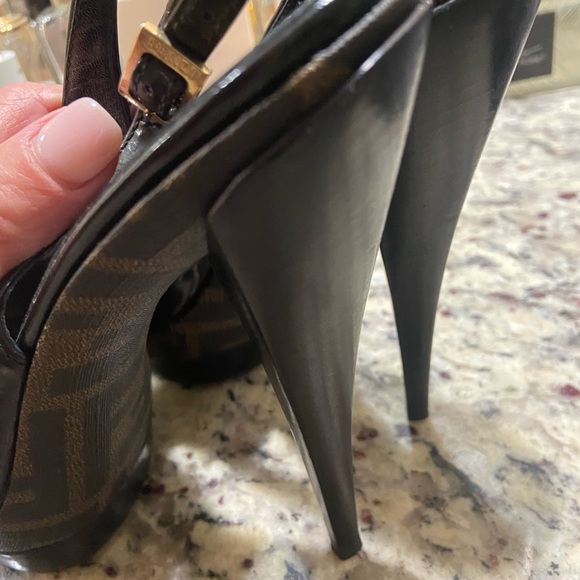 Fendi woman’s shoe size 37 in great condition with box - Picture 5 of 10